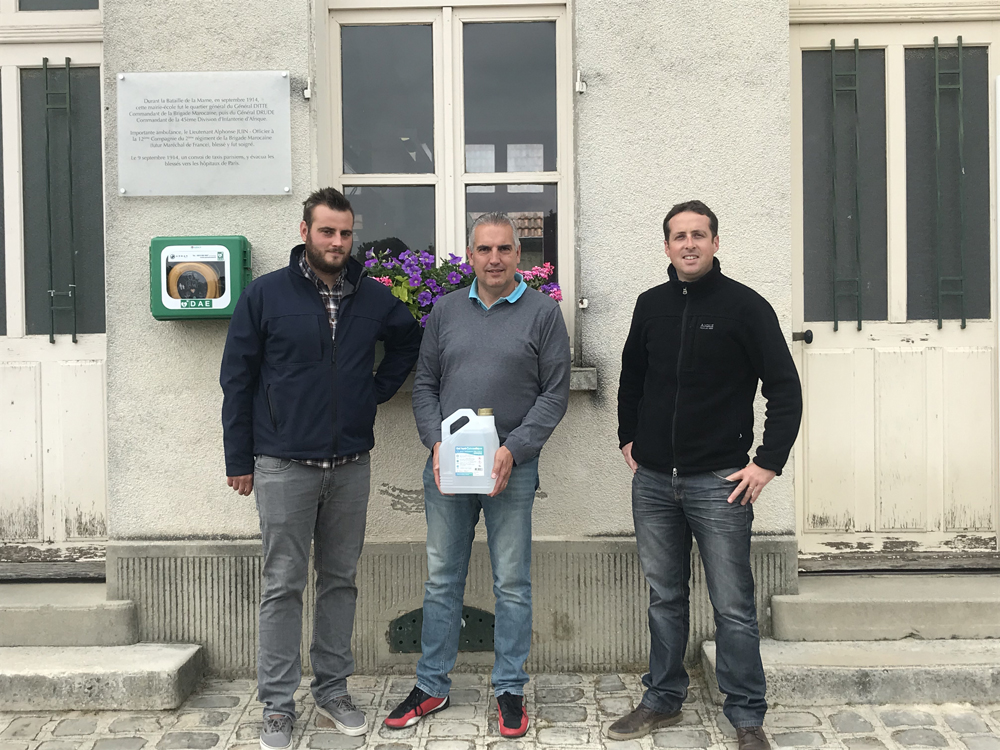 Don de gel hydroalcoolique à la Mairie de Penchard