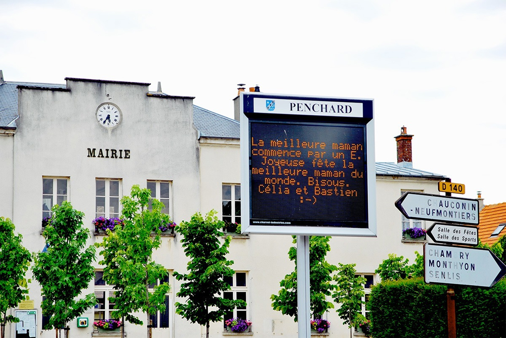 Panneau lumineux communal affichant un message pour la fête des mères