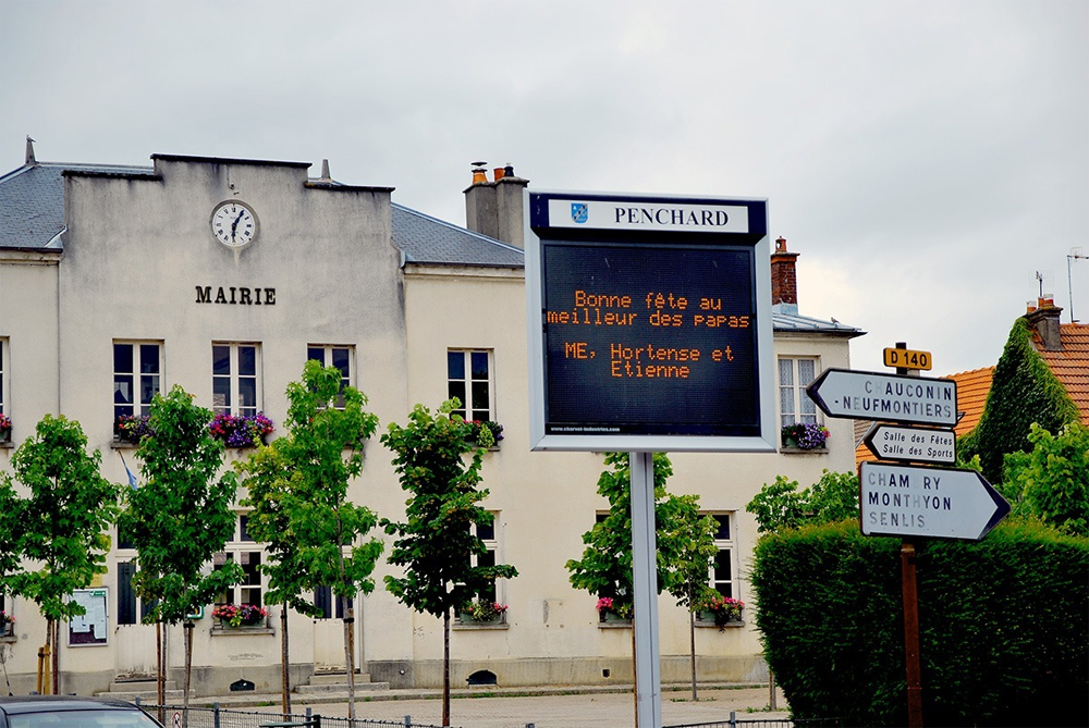 Panneau lumineux affichant un message pour la fête des pères à Penchard