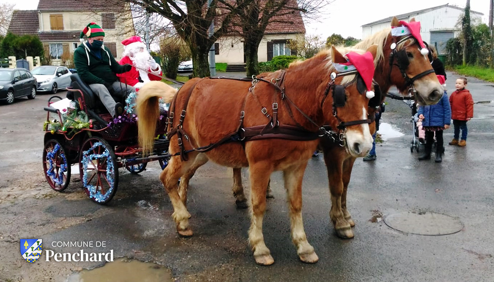 Le Père Noël en calèche dans les rues de Penchard