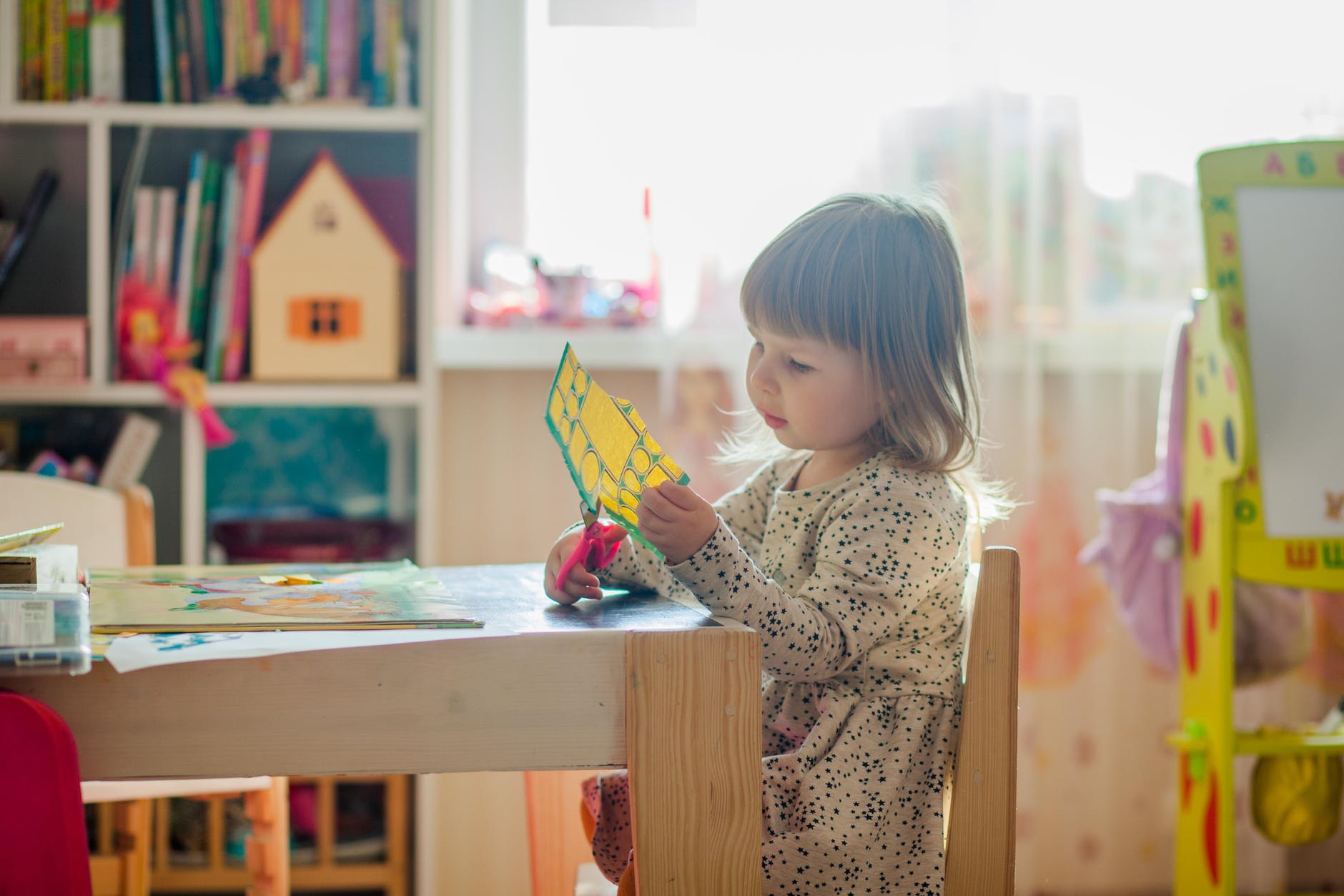 Fille à l'école maternelle