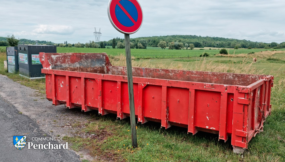 Benne mise à disposition des Penchardais pour évacuer leur objets détériorés par les inondations