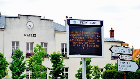Panneau lumineux communal affichant un message pour la fête des mères