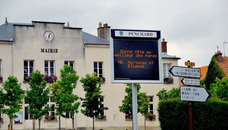 Panneau lumineux affichant un message pour la fête des pères à Penchard