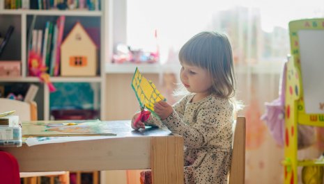 Fille à l'école maternelle